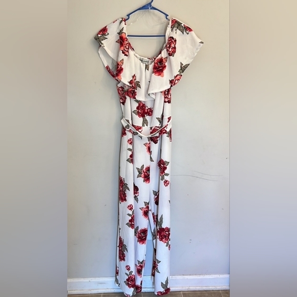 Almost Famous Pants - Womens Flowered Jumpsuit~White background~NEW~🎁🎄Christmas Present🎄🎁